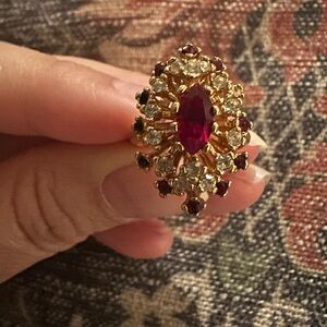 Elegant Gold and Red Gemstone VINTAGE Ring